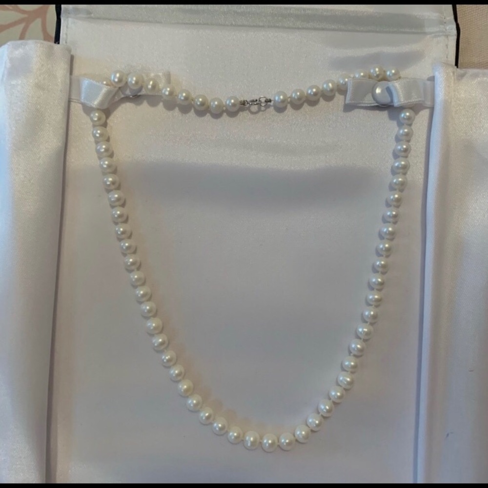 💕The pearls need clutching💕